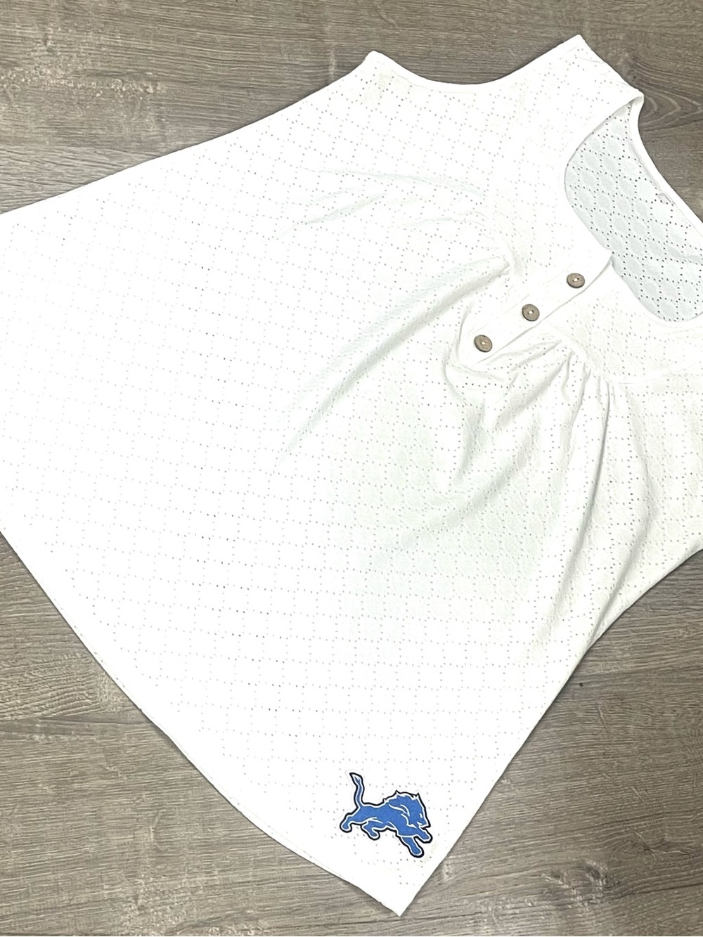 White Eyelet Sleeveless Tunic with Blue Lion logo lower Corbett.  Women size L